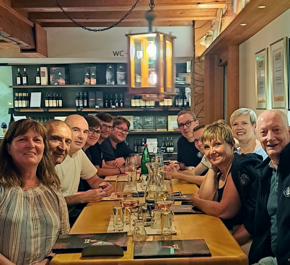 Gruppenbild beim Heurigen